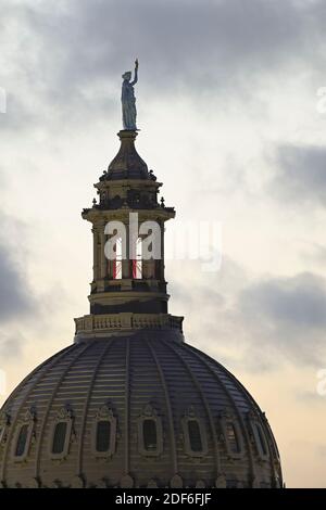 15. August 2020 Austin, Texas: Blick auf die Texas Capitol Kuppel während eines Sommersonnenaufgangs, Blick nach Osten vom Westgate Building in der Innenstadt von Austin. © Bob Daemmrich