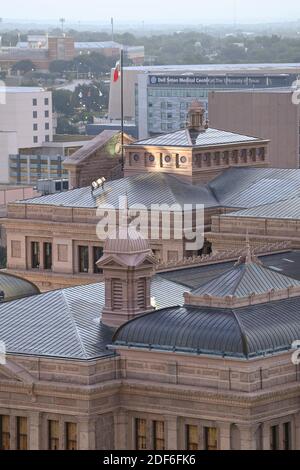 15. August 2020 Austin, Texas: Architektonische Details des Texas Capitol und des Geländes bei einem Sommermorgen-Sonnenaufgang, Blick nach Osten vom Westgate Building in der Innenstadt von Austin. Das Dell Seton Medical Center der University of Texas ist im Hintergrund. © Bob Daemmrich