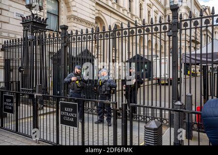 LONDON - MÄRZ 25: Touristen und Besucher versammeln sich am 25. März 2019 vor der Downing Street 10 in London Stockfoto