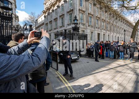 LONDON - MÄRZ 25: Touristen und Besucher versammeln sich am 25. März 2019 vor der Downing Street 10 in London Stockfoto