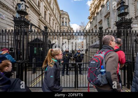 LONDON - MÄRZ 25: Touristen und Besucher versammeln sich am 25. März 2019 vor der Downing Street 10 in London Stockfoto