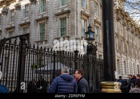 LONDON - MÄRZ 25: Touristen und Besucher versammeln sich am 25. März 2019 vor der Downing Street 10 in London Stockfoto