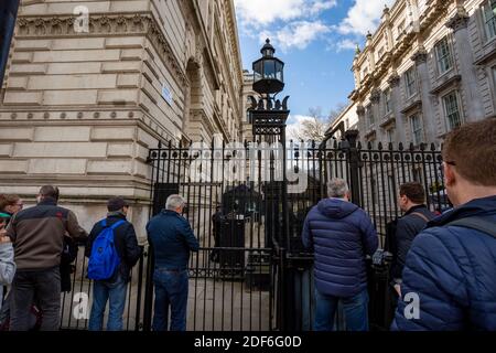 LONDON - MÄRZ 25: Touristen und Besucher versammeln sich am 25. März 2019 vor der Downing Street 10 in London Stockfoto