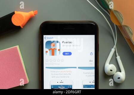 New York, USA - 1. Dezember 2020: Famileo Mobile App Icon auf dem Telefonbildschirm Draufsicht, illustrative Editorial. Stockfoto