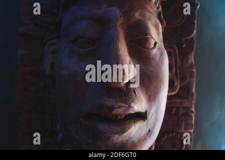 Palenque, Chiapas, Mexiko - 22. Mai 2019: Detail der maya-Skulptur des Gesichts im Museum an der archäologischen Stätte von Palenque Stockfoto