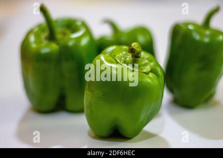 Frische grüne Paprika oder Paprika isoliert auf einem weißen Hintergrund Stockfoto
