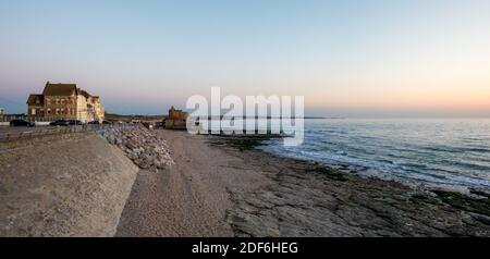 Strandpromenade von Ambleteuse an der französischen Opalküste bei Sonnenuntergang. Stockfoto