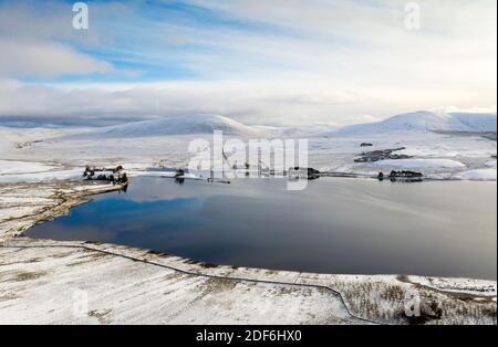 West Lothian, Schottland. Dezember 2020. UK Wetter: Luftaufnahme des Harperrig Reservoir und des Pentland Hills Regional Park, West Lothian Schottland, UK. Dezember 2020. Quelle: Ian Rutherford/Alamy Live News. Stockfoto