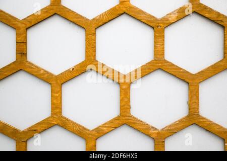 Wabenhintergrund, Holzwabe und weiße Wandstruktur Stockfoto