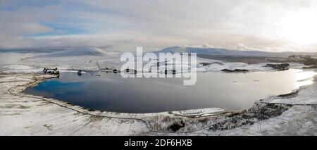West Lothian, Schottland. Dezember 2020. UK Wetter: Luftaufnahme des Harperrig Reservoir und des Pentland Hills Regional Park, West Lothian Schottland, UK. Dezember 2020. Quelle: Ian Rutherford/Alamy Live News. Stockfoto