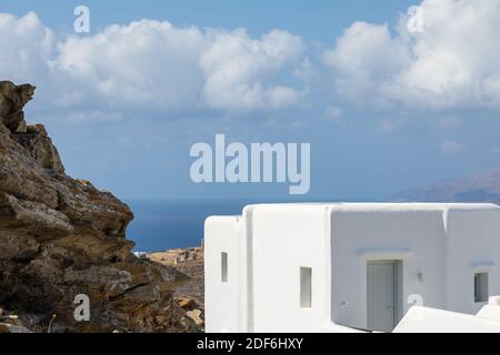 Blick auf die weißen Villen in einem beliebten Resort auf iOS Island. Meer im Hintergrund, Griechenland. Stockfoto