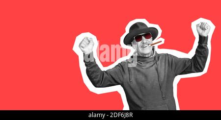 Älterer Mann in Sonnenbrille und schwarzem Hut isoliert auf rotem Hintergrund. Collage im Zeitschriftenstil mit weißem und rotem Hintergrund. Flyer in trendigen Farben. Platz für Werbung kopieren. Mode- und Stilkonzept. Stockfoto