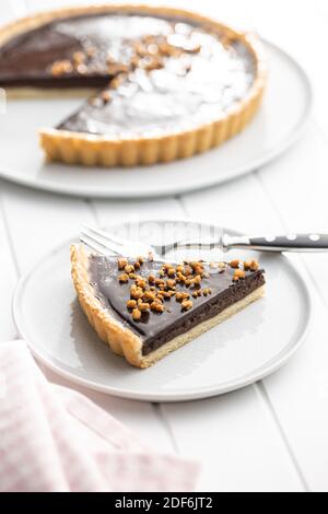 Süße Schokoladenkuchen mit zerkleinerten Nüssen auf dem Teller. Stockfoto
