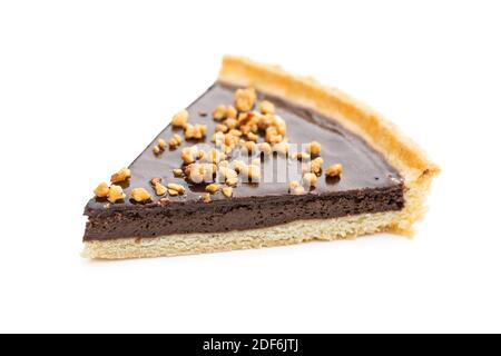 Süße Schokoladenkuchen mit zerkleinerten Nüssen isoliert auf weißem Hintergrund. Stockfoto