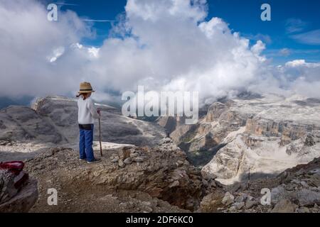 Kleines Kind mit Blick auf die Landschaft auf der Sella Gruppenmassiv Stockfoto