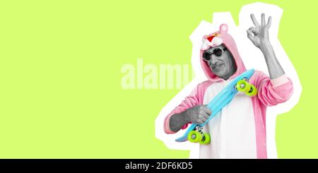 Humor. Senior Mann in lustigen Anzug wie rosa pantera isoliert auf grünem Hintergrund. Collage im Magazinstil. Flyer in trendigen Farben. Platz für Werbung kopieren. Mode- und Stilkonzept. Stockfoto