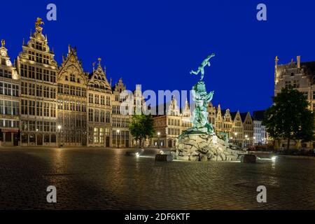 Brabo-Brunnen am Grote Markt in Antwerpen Stockfoto