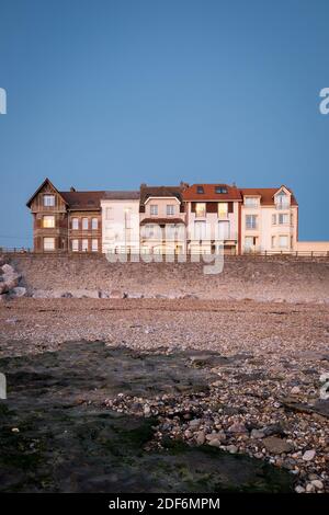 Strandpromenade von Ambleteuse an der französischen Opalküste nach Sonnenuntergang. Stockfoto