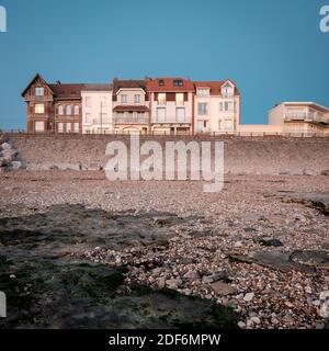 Strandpromenade von Ambleteuse an der französischen Opalküste nach Sonnenuntergang. Stockfoto