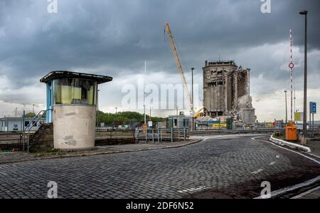 Altes Getreidehaus SAGMA wird abgerissen, um Platz für eine Erweiterung des Antwerpener Ringweges zu machen. Stockfoto