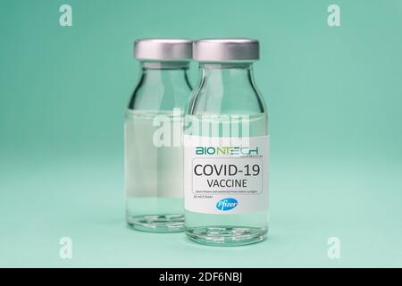 Izmir, Türkei - November 18 2020: Coronavirus-Impfstoff-Konzept und Hintergrund. Neuer Impfstoff pfizer und biontech isoliert auf blauem Hintergrund. Covid-19, 2 Stockfoto