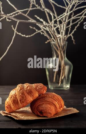 Frische, leckere Croissants mit einer Tasse duftenden Kaffee Stockfoto