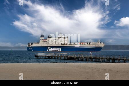 Die Finnlines-Fähre (Finnpartner Malmö) - von Malmö kommend - fährt in den Hafen von Lübeck-Travemünde ein. Stockfoto