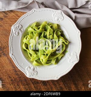 Tagliatelle Pasta mit Spinat und grünen Erbsen Pesto . Stockfoto