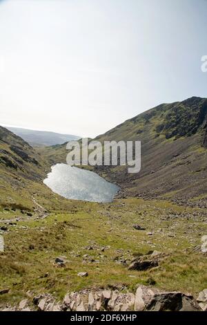 Goat's Water von Goat's Hawse auf dem Weg dazwischen gesehen Der alte Mann von Coniston und Dow Crag The Lake Distrikt Cumbria England Stockfoto