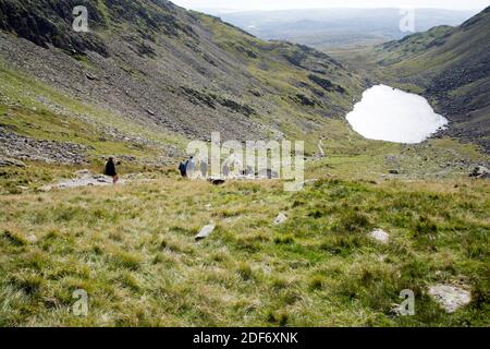 Goat's Water von Goat's Hawse auf dem Weg dazwischen gesehen Der alte Mann von Coniston und Dow Crag The Lake Distrikt Cumbria England Stockfoto