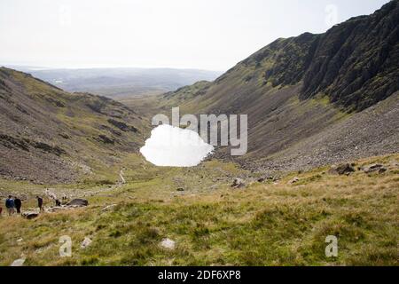 Goat's Water von Goat's Hawse auf dem Weg dazwischen gesehen Der alte Mann von Coniston und Dow Crag The Lake Distrikt Cumbria England Stockfoto