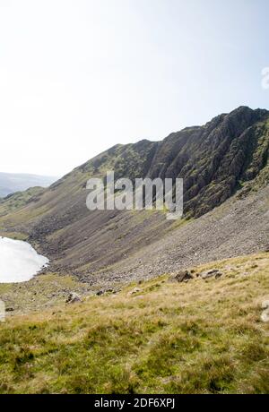 Goat's Water von Goat's Hawse auf dem Weg dazwischen gesehen Der alte Mann von Coniston und Dow Crag The Lake Distrikt Cumbria England Stockfoto