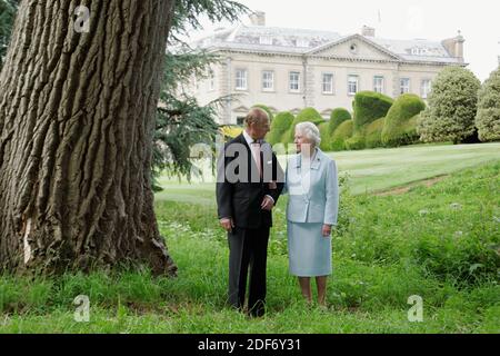 Königin Elizabeth II. Und der Herzog von Edinburgh posiert für Ein Foto von Tim Graham auf Diamond Anniversary rekonstruiert ein Foto aus den Flitterwochen Stockfoto