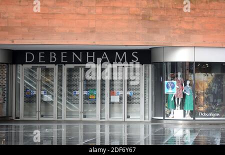 Die allgemeine Ansicht des geschlossenen Debenhams-Geschäfts im Stadtzentrum von Liverpool, der zur Verwaltung angeschrieben werden soll, nachdem die Covid-19 Coronavirus-Sperre es gezwungen hatte, seine Geschäfte in ganz Großbritannien zu schließen. Debenhams gab heute, am 6. April 2020, bekannt, dass es wegen der Schließung aller Geschäfte in ganz Großbritannien unter dem Covid-19-Coronavirus-Verschluss eine Verwaltungsakte einschreiben muss. Dies ist das zweite Mal in einem Jahr, dass der kämpfende Einzelhändler für die Verwaltung eingereicht hat. Die gegenwärtige Lage kommt nicht lange nach der dauerhaften Schließung von 22 Geschäften, was zu mehr als 700 Job Stockfoto