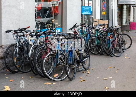 Gebrauchte Fahrräder zum Verkauf vor dem Fahrradladen Stockfoto