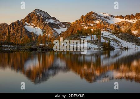 WA18644-00...WASHINGTON - The Entiat Mountains Reflecting in Lower Ice Lake in den frühen Morgenstunden, Teil der Glacier Peak Wilderness. Stockfoto