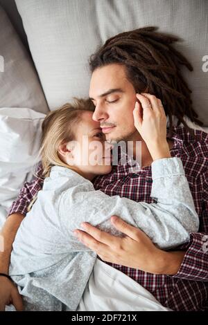 Schöne junge Paar schlafen und kuscheln im Bett Stockfoto