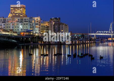 Eine nächtliche Aussicht auf die Innenstadt von Tacoma von der anderen Seite des Foss Wasserstraße Stockfoto