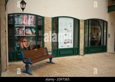 Chipping Norton, Großbritannien. Dezember 2020. Soziale Distanz, räumliche Verzerrung und emotionale Desorientierung sind einige der Ideen in diesen großformatigen Installationen, die Leben und Kunst in Räume bringen, die derzeit leer im Herzen von Chipping Norton liegen. Während der Lockdown 2.0 schufen drei Gruppen von Sechsten Kunststudenten fotografische Reaktionen auf den Titel ‘Unsere Stadt - Gesichter in Windows’, der am 4. Dezember 2020 eröffnet werden soll. Stücke sind im Rathaus und einem großen geschlossenen Verkaufsraum von Midcounties Co-op. Installiert Andrew Ogilvy Photography/Alamy Live News Stockfoto