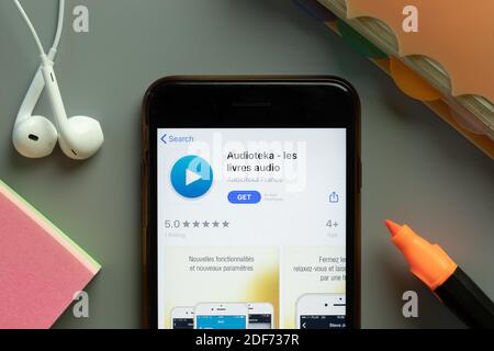 New York, USA - 1. Dezember 2020: Audioteka Mobile App Icon auf dem Telefonbildschirm Draufsicht, illustrative Editorial. Stockfoto