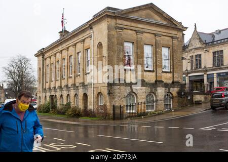 Chipping Norton, Großbritannien. Dezember 2020. Soziale Distanz, räumliche Verzerrung und emotionale Desorientierung sind einige der Ideen in diesen großformatigen Installationen, die Leben und Kunst in Räume bringen, die derzeit leer im Herzen von Chipping Norton liegen. Während der Lockdown 2.0 schufen drei Gruppen von Sechsten Kunststudenten fotografische Reaktionen auf den Titel ‘Unsere Stadt - Gesichter in Windows’, der am 4. Dezember 2020 eröffnet werden soll. Stücke sind im Rathaus und einem großen geschlossenen Verkaufsraum von Midcounties Co-op. Installiert Andrew Ogilvy Photography/Alamy Live News Stockfoto