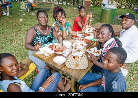 Florida Ft. Fort Lauderdale-Kajun-Zydeco-Crawfish-Festival, Feier Messe Veranstaltung Essen Familie Eltern Kind Kinder junge Mädchen, Geschwister Bruder Schwester Stockfoto