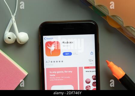 New York, USA - 1. Dezember 2020: Youboox Mobile App Icon auf dem Telefonbildschirm Draufsicht, illustrative Editorial. Stockfoto