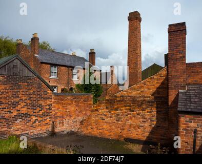 Rotes Backstein-Reihenhaus mit Hof und Fabrikkamin auf Eine Straße am Black Country Living Museum in Dudley West Midlands England Großbritannien Stockfoto