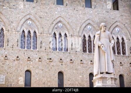 Platz mit antikem Gebäude und Statue-Siena-Italien Stockfoto