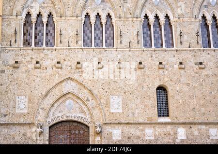 Platz mit antikem Gebäude und Statue-Siena-Italien Stockfoto