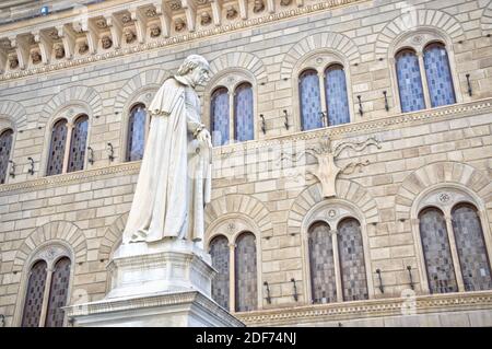 Platz mit antikem Gebäude und Statue-Siena-Italien Stockfoto