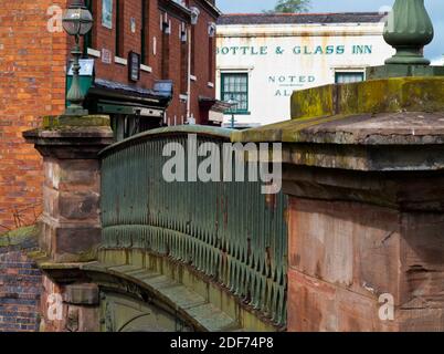 Canal Street Bridge und rote Backsteinhäuser an der Black Country Living Museum in Dudley West Midlands England Stockfoto