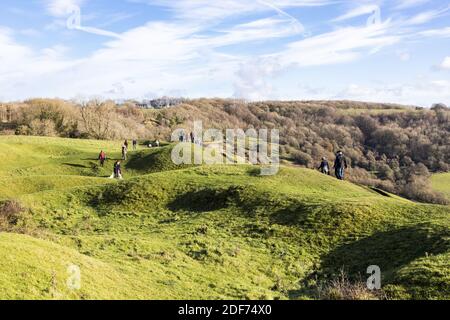 Menschen genießen Sonntagmorgen Sonne am Cotswold Aussichtspunkt von Haresfield Beacon, Gloucestershire Großbritannien Stockfoto