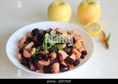 Ein gesunder Salat aus roten Rote-Beete-Würfeln oder Luft Mit Olivenöl und Salz gebraten und mit Würfeln geschwenkt Von grünem Apfel Stockfoto